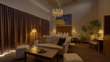 Suite (Abendrot) | Bar mini, peti besi dalam bilik, meja, kalis bunyi