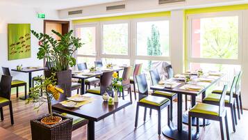 Bữa sáng buffet hàng ngày (17.50 EUR/mỗi người)