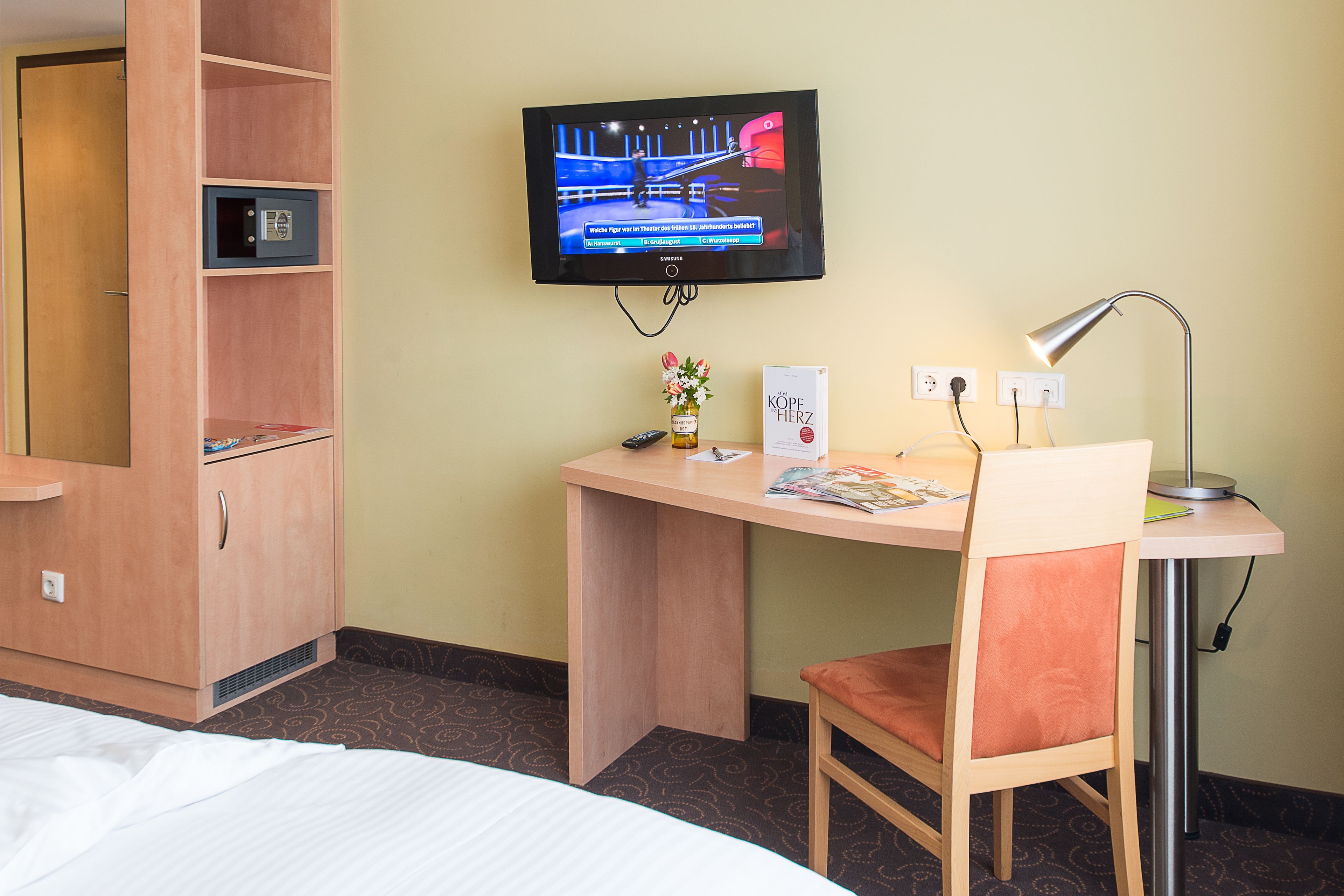 double room (stadtzimmer) | minibar, in-room safe, desk, soundproofing