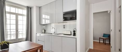 Deluxe Apartment, 1 Bedroom, Balcony | Private kitchen