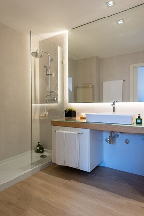 Deluxe-penthouselejlighed - 2 soveværelser - køkken | Badeværelse | Bruser, gratis toiletartikler, hjemmesko, bidet