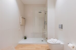 Shower, free toiletries, slippers, bidet - Augusta Residence Apartments (Lisbon)