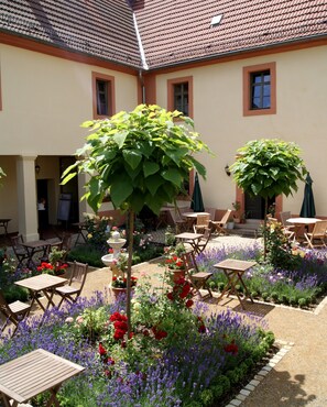Courtyard - Pension & Weinstube Hofgärtnerei (Altenburg)