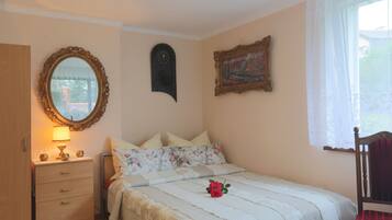 Deluxe Double Room, 1 Queen Bed, Kitchenette, Garden View (Pokoj nr 2) | Premium bedding, desk, free WiFi, bed sheets