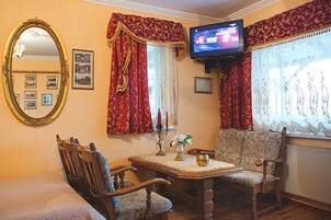 Deluxe Room, 1 Queen Bed with Sofa bed, Terrace, Garden View (Pokoj nr 1) | Premium bedding, desk, free WiFi, bed sheets