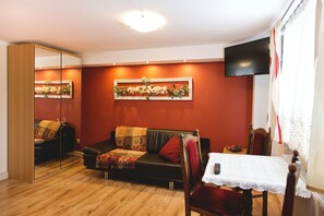 经典�四人房, 花园景观 (Pokoj nr 5) | 高档床上用品、办公桌、免费 WiFi、床单