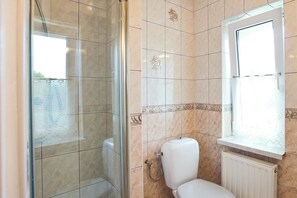 Classic Room, Private Bathroom, Garden View (Pokoj nr 3) | Bathroom | Shower, free toiletries, hair dryer, towels