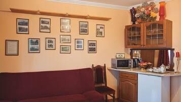 Habitación Deluxe, 1 cama de matrimonio con sofá cama, terraza, vistas al jardín (Pokoj nr 1) | Cocina privada | Frigorífico, microondas, placa de cocina y hervidor eléctrico