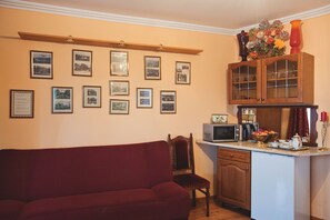 Deluxe Room, 1 Queen Bed with Sofa bed, Terrace, Garden View (Pokoj nr 1) | Private kitchen | Fridge, microwave, stovetop, electric kettle