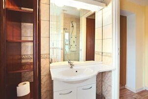 Ropa de cama de alta calidad, escritorio, wifi gratis y ropa de cama 