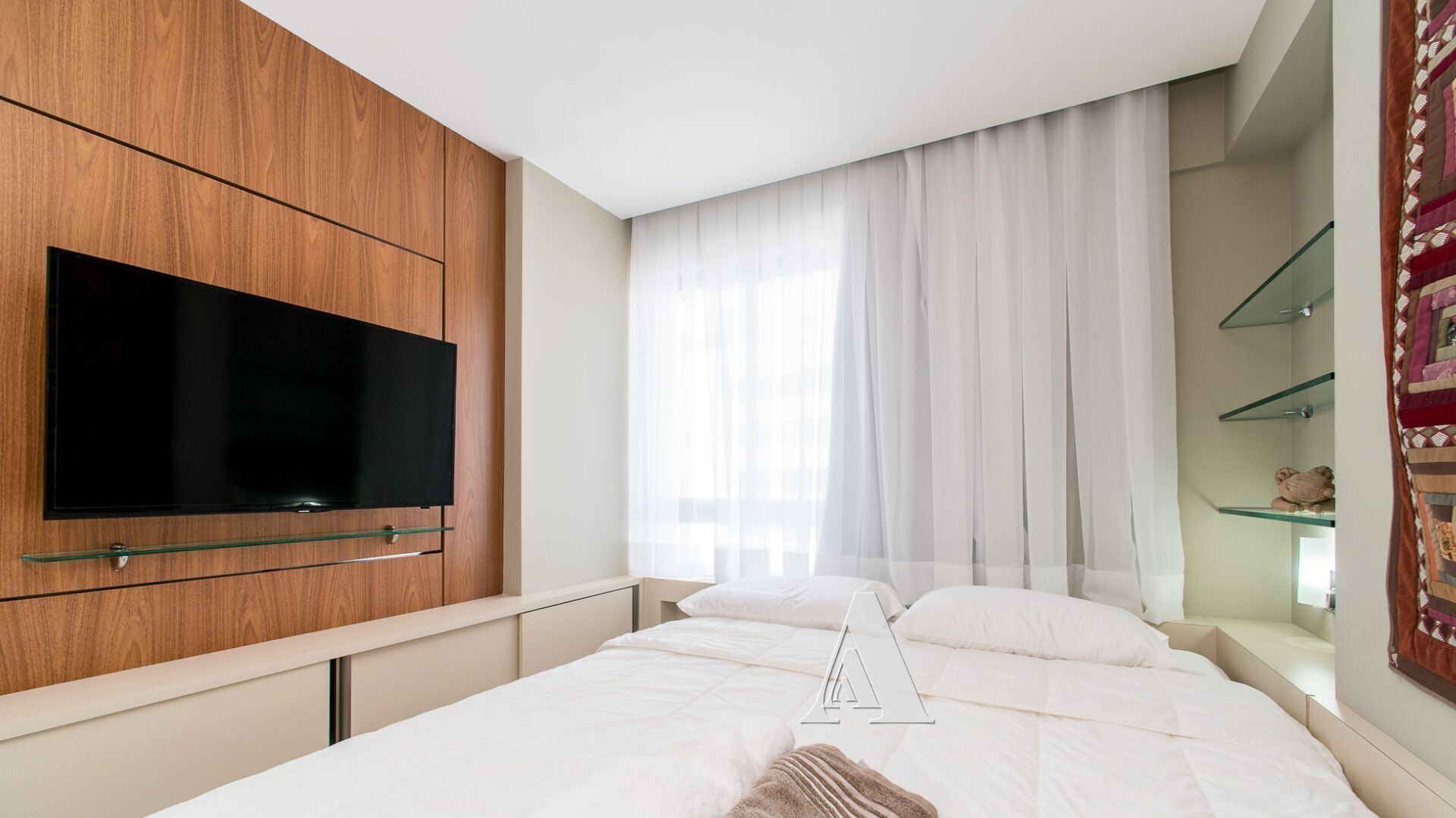 Apartamento | Escrivaninha, cortinas blackout, ferros/tábuas de passar roupa