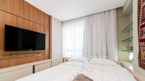 Apartamento | Escrivaninha, cortinas blackout, ferros/tábuas de passar roupa