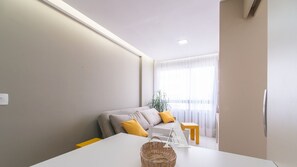 Apartamento | Área de estar | TV de tela plana 42 polegadas com canais via satélite