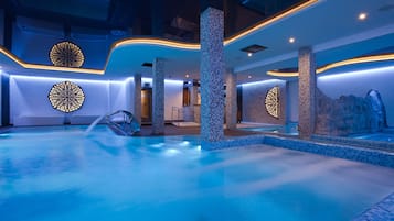 3 hồ bơi trong nhà, mở cửa từ 9:00 đến 21:00, ghế dài tắm nắng