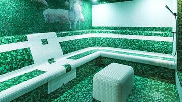 Couples treatment room(s), sauna, hot tub, steam room