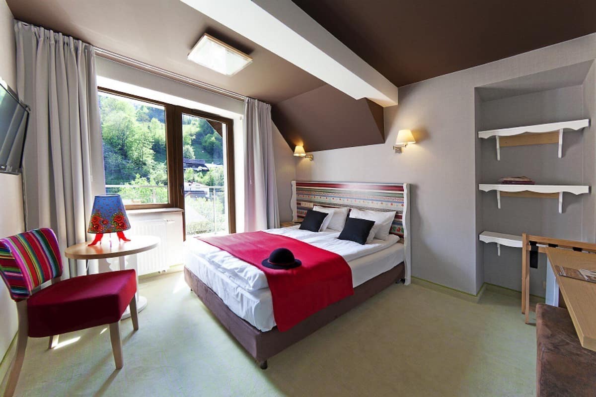 Premium bedding, minibar, in-room safe, desk