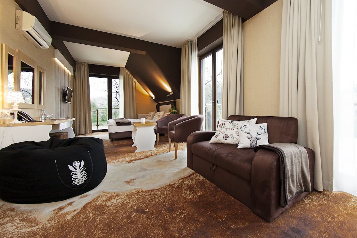 Premium bedding, minibar, in-room safe, desk