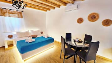 Deluxe Studio | In-room dining