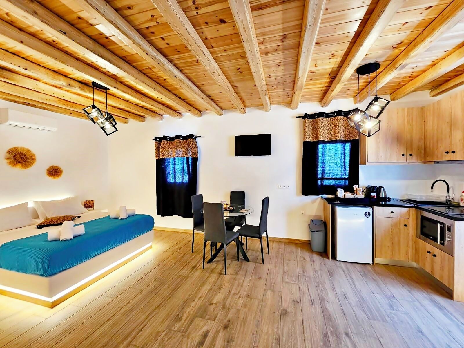 Deluxe Studio | Living area