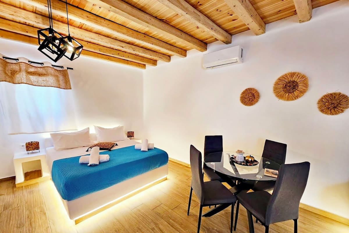Cozy retreat with a bed, dining area, and modern amenities.