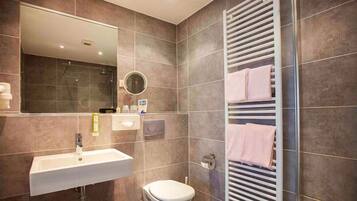 Douche, articles de toilette gratuits, sĂšche-cheveux