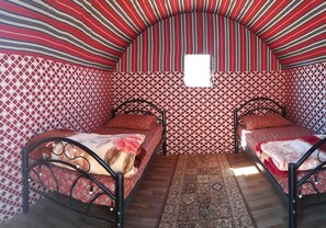 Premium bedding, soundproofing, bed sheets - Wadi Rum Safari Camp (Wadi Rum)