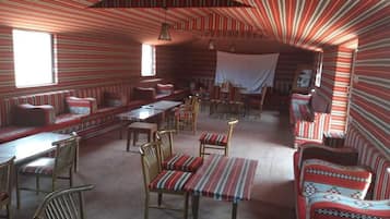 Restaurante con mesas al aire libre