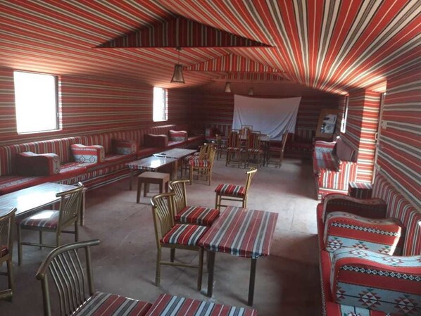 Con mesas al aire libre 