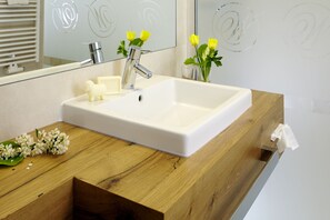 Dusj, toalettartikler (inkludert), hårføner og håndklær