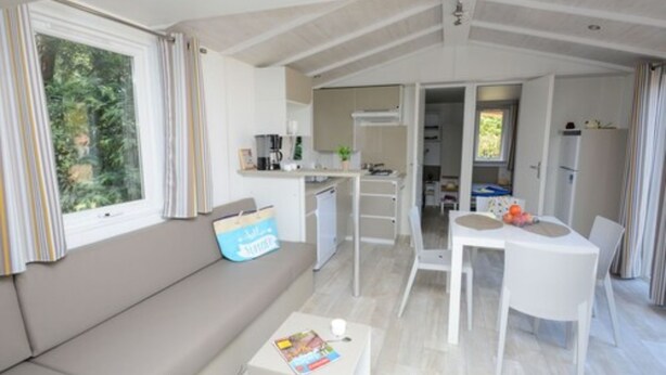 A compact living space with a kitchenette, a dining area, and a sofa. - Domaine De Verdagne (Gassin)