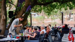 An outdoor dining area with tables and chairs, surrounded by trees and a fence. - Domaine De Verdagne (Gassin)