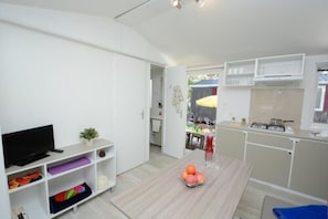 Mobile Home, 2 Bedrooms | Living room | Flat-screen TV, table tennis - Domaine De Verdagne (Gassin)
