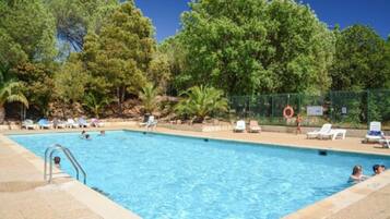 Hồ bơi ngoài trời