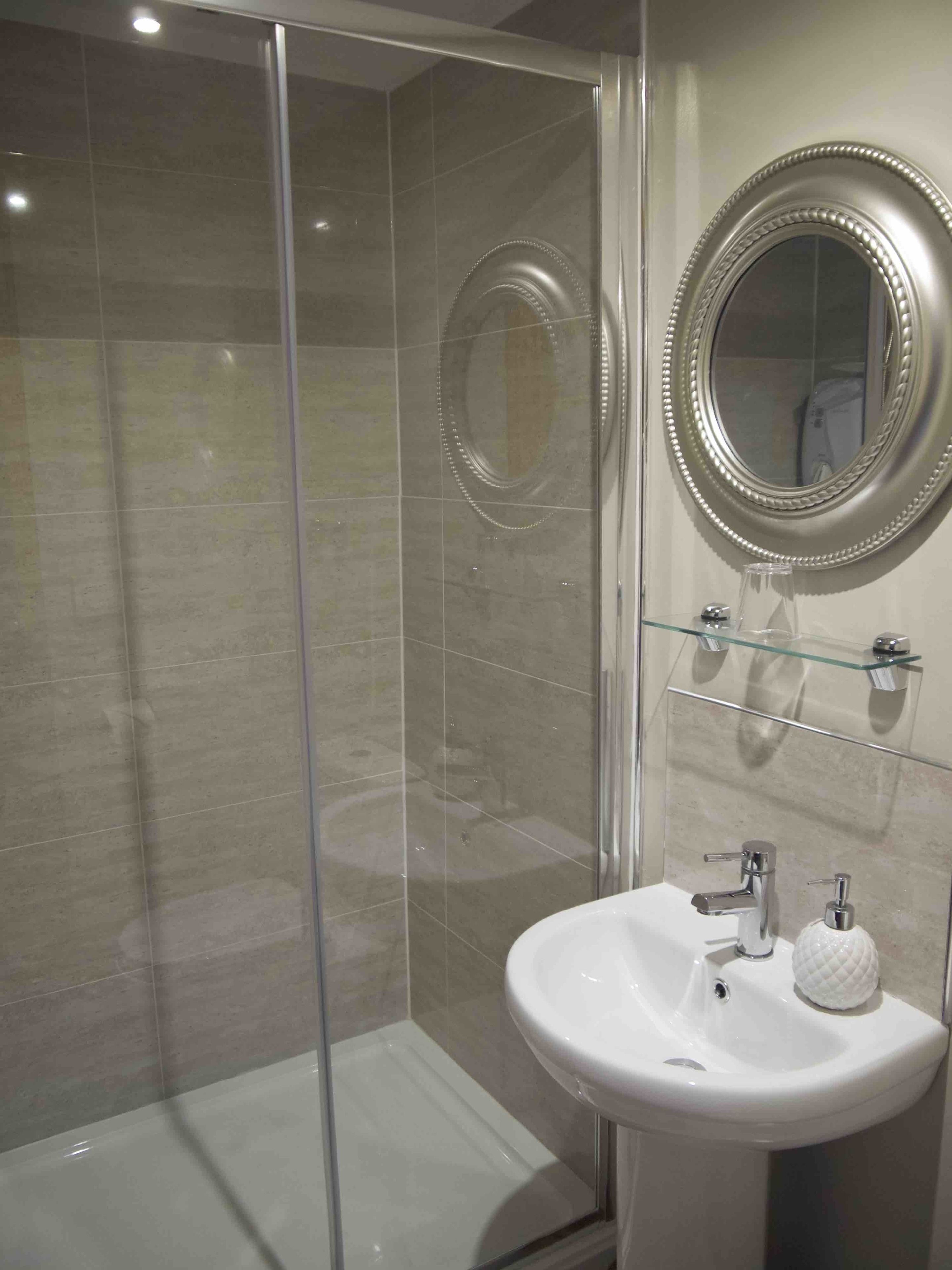 Tweepersoonskamer | Badkamer | Gratis toiletartikelen, een haardroger, badjassen, handdoeken