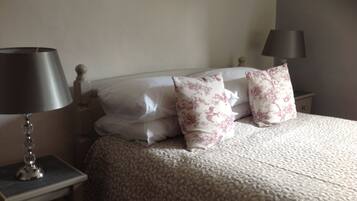 Double Room | Individually furnished, desk, free WiFi, bed sheets