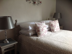 Double Room | Individually furnished, desk, free WiFi, bed sheets - Midtown Farm Bed & Breakfast (Wigton)
