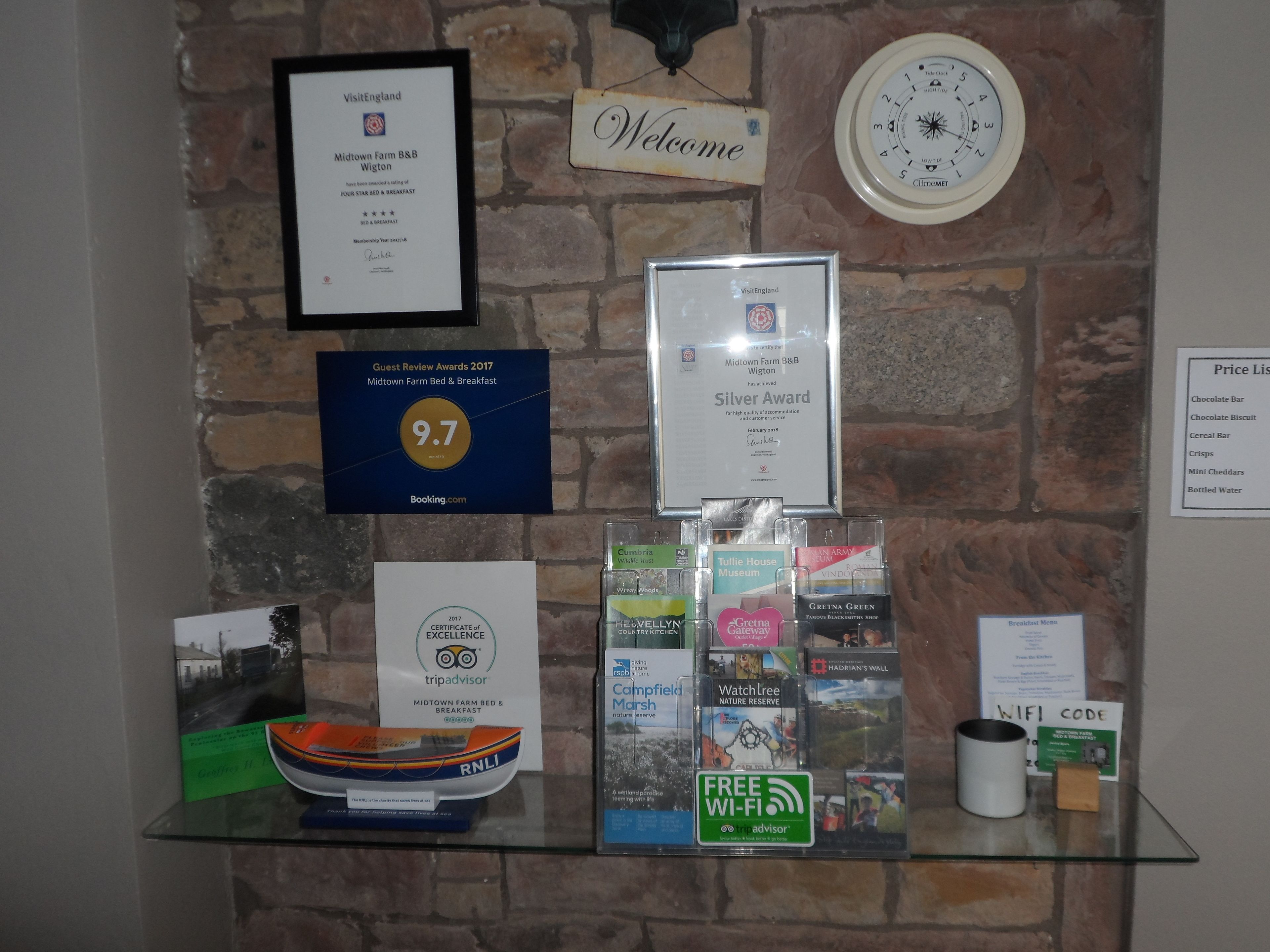 Exhibición de premios y servicios en un hospedaje, que incluye una calificación de 9.7, Wi-Fi gratuito y diversas atracciones locales.