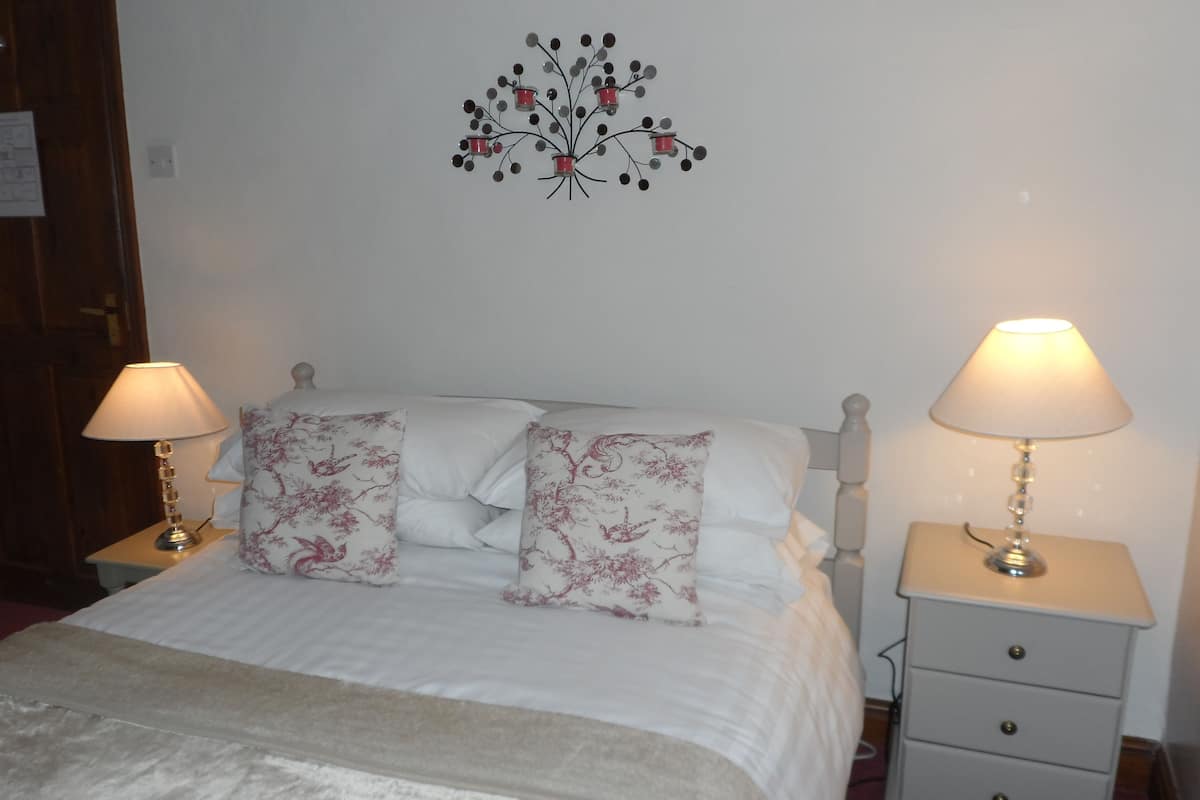 Double Room | Desk, WiFi (free), individually furnished, bed sheets