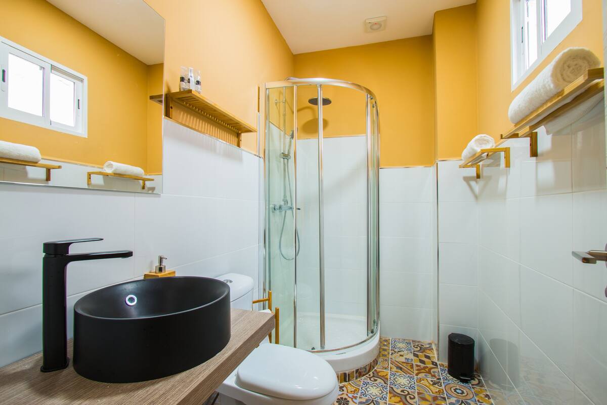 premium double room, 1 double bed, private bathroom | bathroom | shower, rainfall showerhead, free toiletries, towels