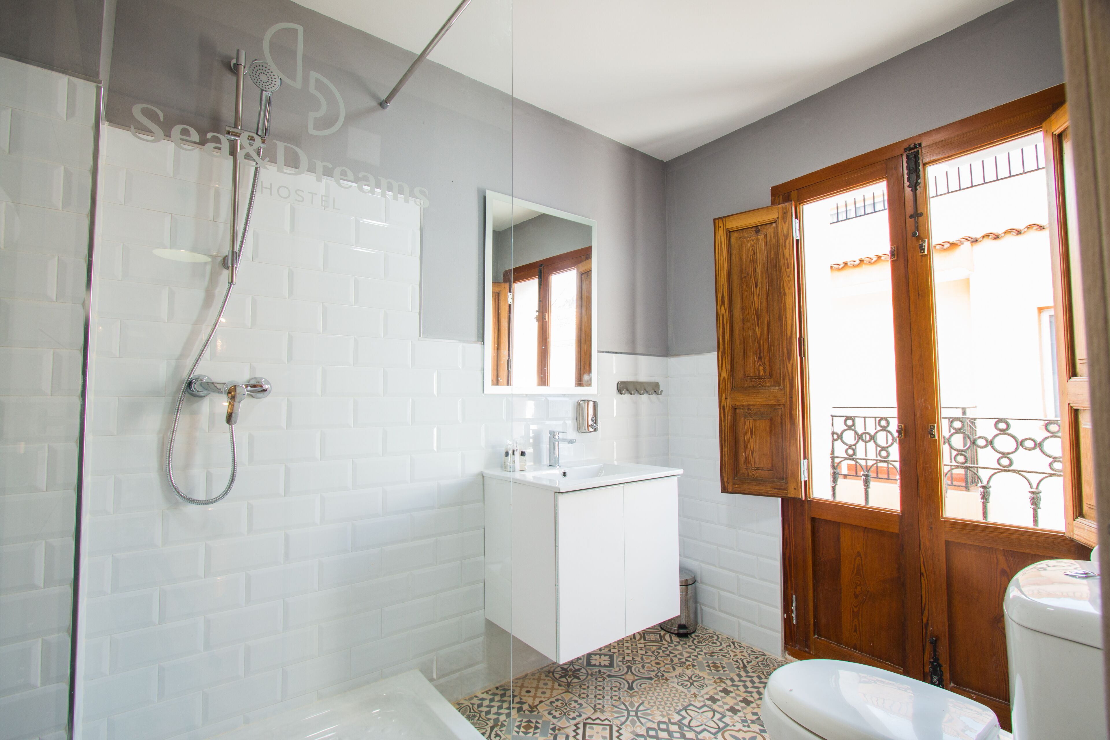 family room, multiple beds, ensuite (6) | bathroom | shower, rainfall showerhead, free toiletries, towels