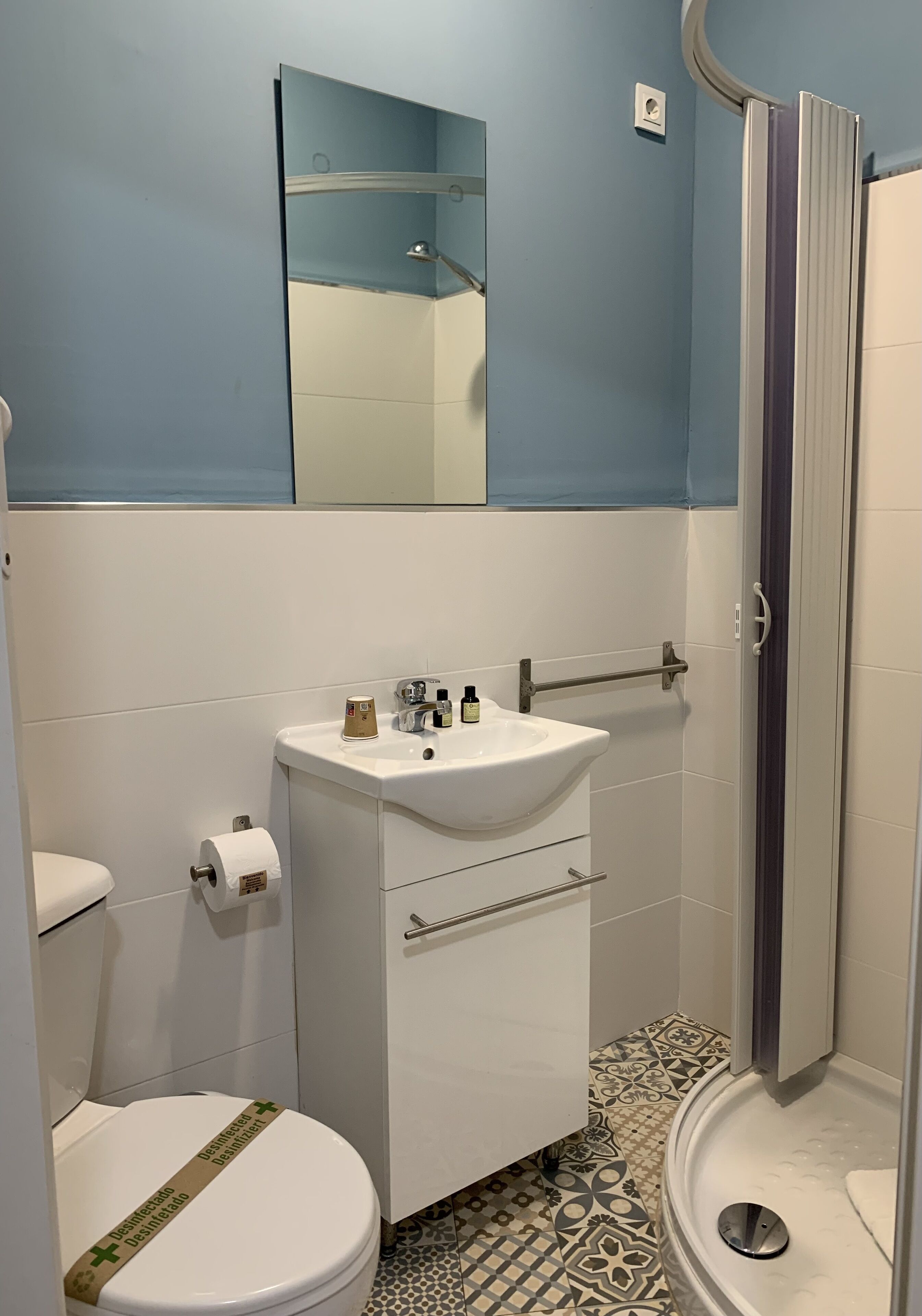 economy double room | bathroom | shower, rainfall showerhead, free toiletries, towels
