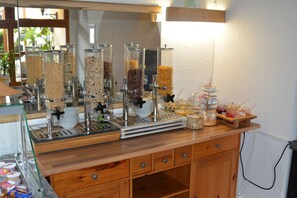 Buffet breakfast for a fee on weekends - Hotel Gasthof Zur Rose (Weissenhorn)