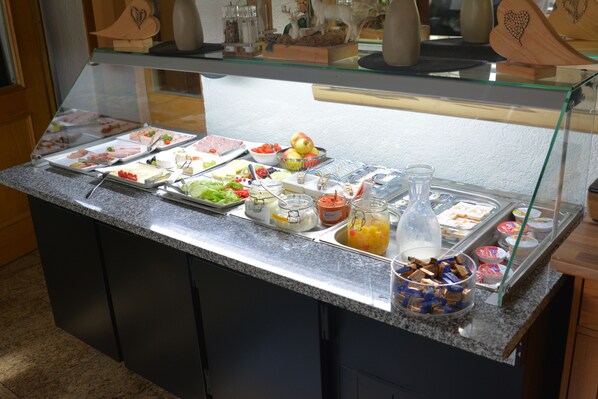 Frühstücksbuffet am Wochenende (8 EUR pro Person)