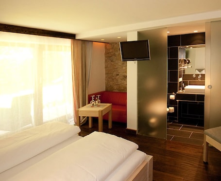 Deluxe Double Room | In-room safe, desk, free WiFi. DAS Posch Hotel