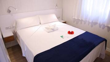 Superior bungalow | Badkamer | Een douche, pantoffels, handdoeken