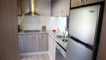 Bungalow Superior | Dapur pribadi | Lemari es besar, microwave, kompor, dan peralatan masak/sendok-piring