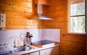Bungalow | Cucina privata | Frigorifero con congelatore, microonde, piano cottura