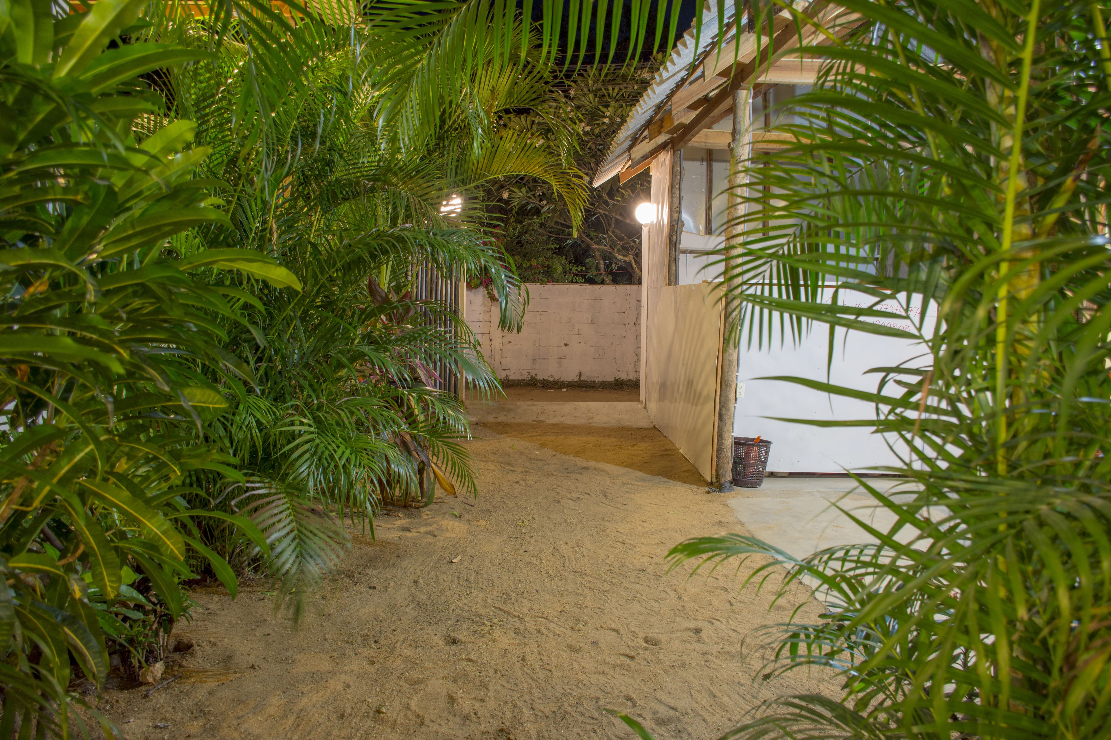 Familjerum - flera sängar - balkong - utsikt mot trädgården | Boendets ingång