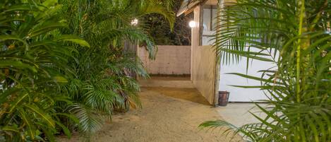 Familjerum - flera sängar - balkong - utsikt mot trädgården | Boendets ingång