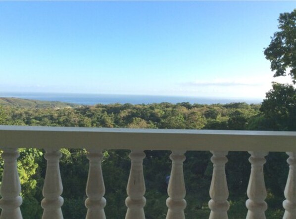 Departamento básico, 2 habitaciones, para no fumadores, vista al mar | Vista del balcón